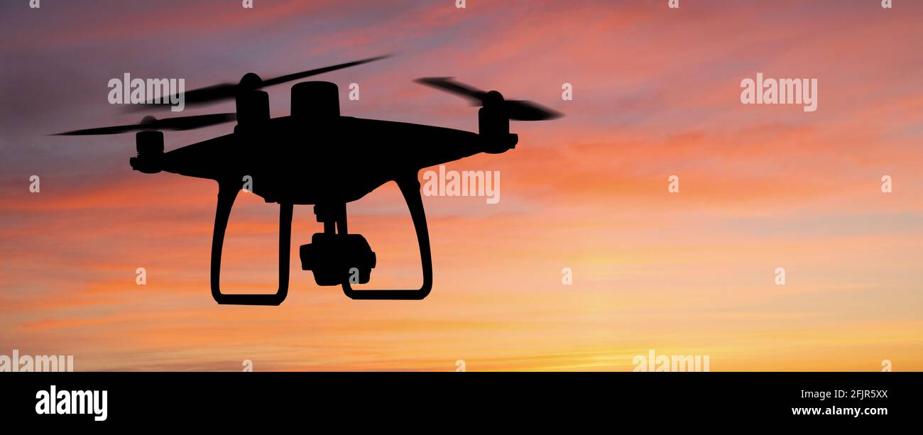 Silhouette d'un drone sur fond de coucher de soleil Banque D'Images
