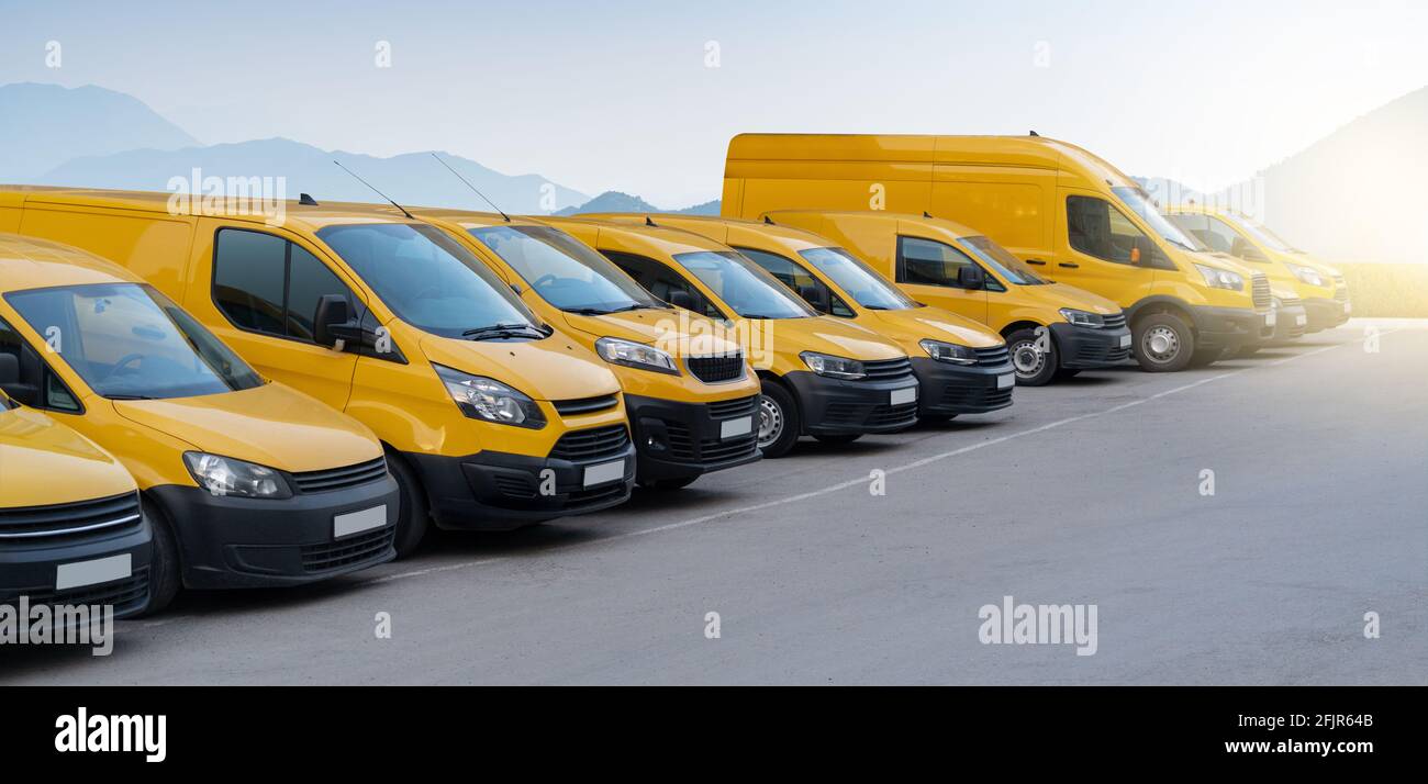 Camionnettes de livraison jaunes garées de suite Banque D'Images