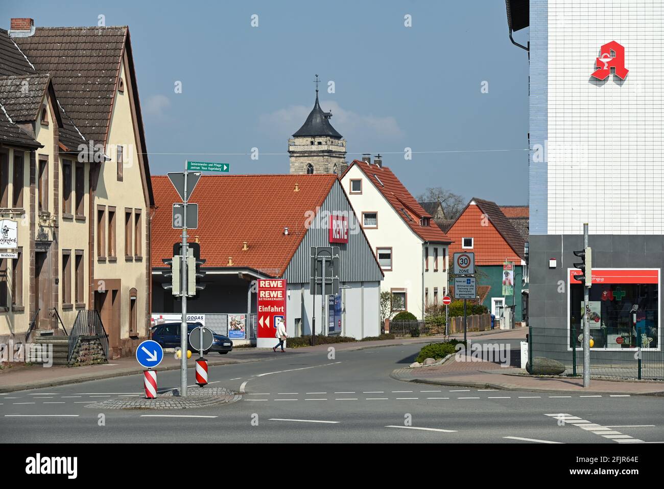 Volkmarsen, Allemagne. 20 avril 2021. Vue de la rue où une voiture a conduit dans une foule de spectateurs lors d'un défilé du lundi de la Rose le 24 février 2020. Le conducteur de 29 ans aurait délibérément dirigé la voiture dans la foule. 90 personnes ont subi des blessures, dont certaines graves. Le suspect devrait subir un procès devant le tribunal régional de Kassel au début du mois de mai. (À dpa: "Espoirs et attentes avant l'essai pour l'attaque de voiture") Credit: Uwe Zucchi/dpa/Alamy Live News Banque D'Images