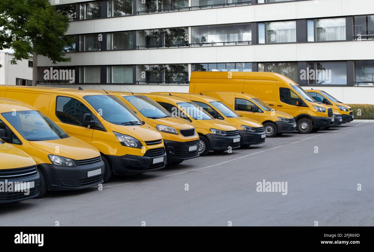 Camionnettes de livraison jaunes garées de suite Banque D'Images