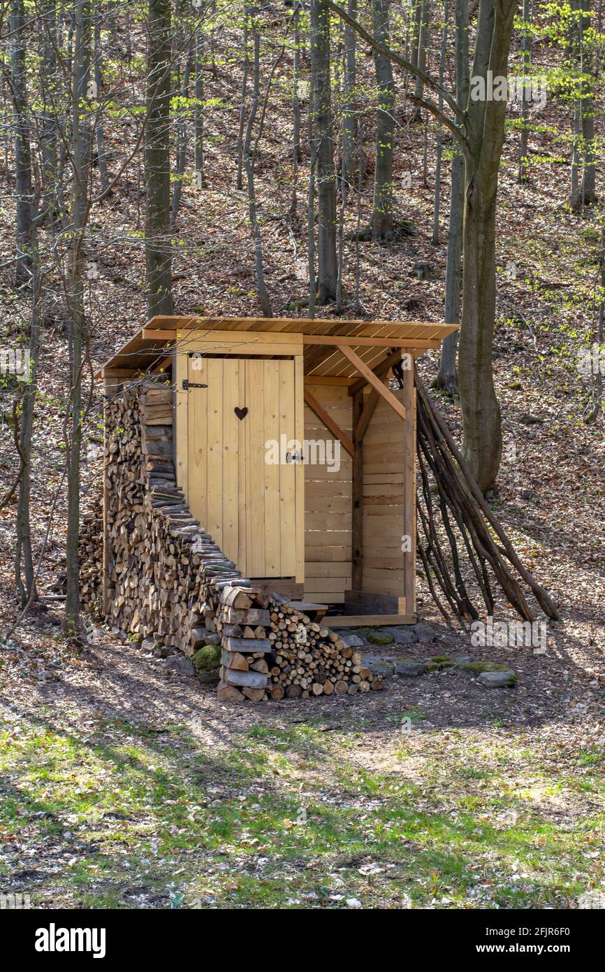 LIOUCBD Lot de 30 porte-cartes en bois rustique avec 30 cartes de table en papier kraft, support d'écorce, mémo, photo, note pour mariage, fête, maison, bureau