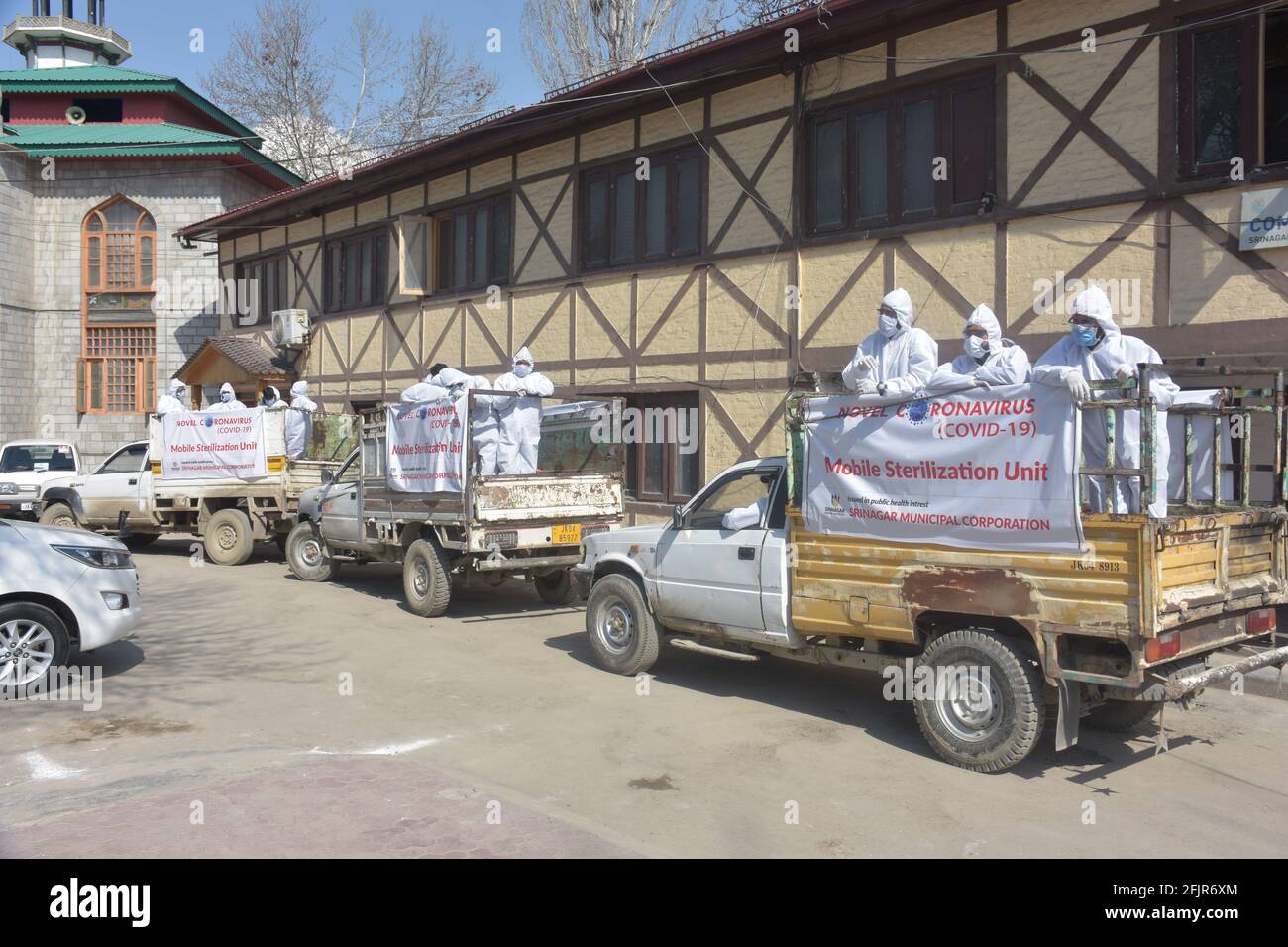 Srinagar, Jammu-et-cachemire Inde 07 août 2020. Les véhicules, petits et grands, assainissent les villes et les rues pendant le confinement du coronavirus. Tenues habillées pour hommes ar Banque D'Images