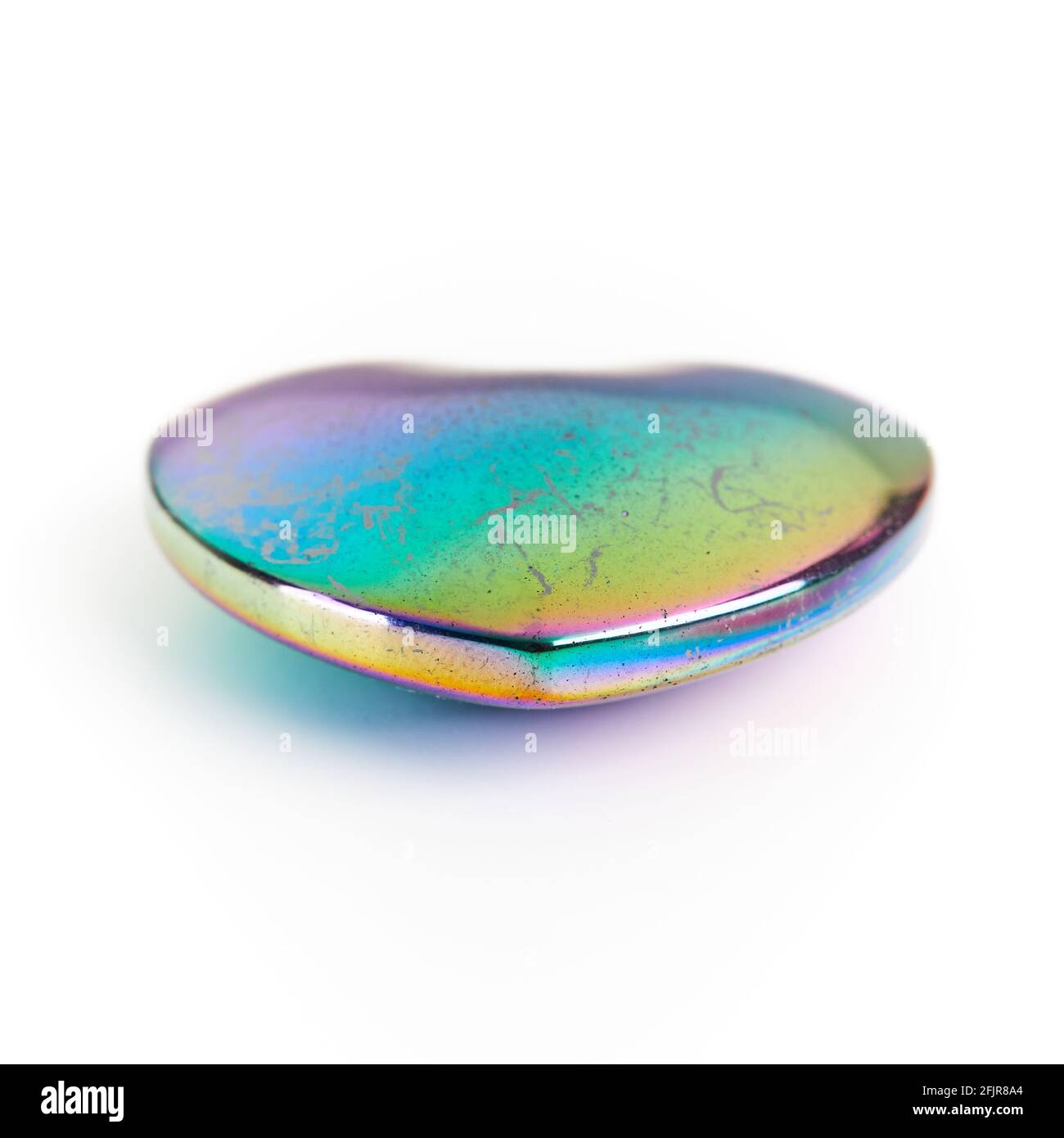 Arc-en-ciel coeur métallique Chakra Pierre isolée sur fond blanc Banque D'Images