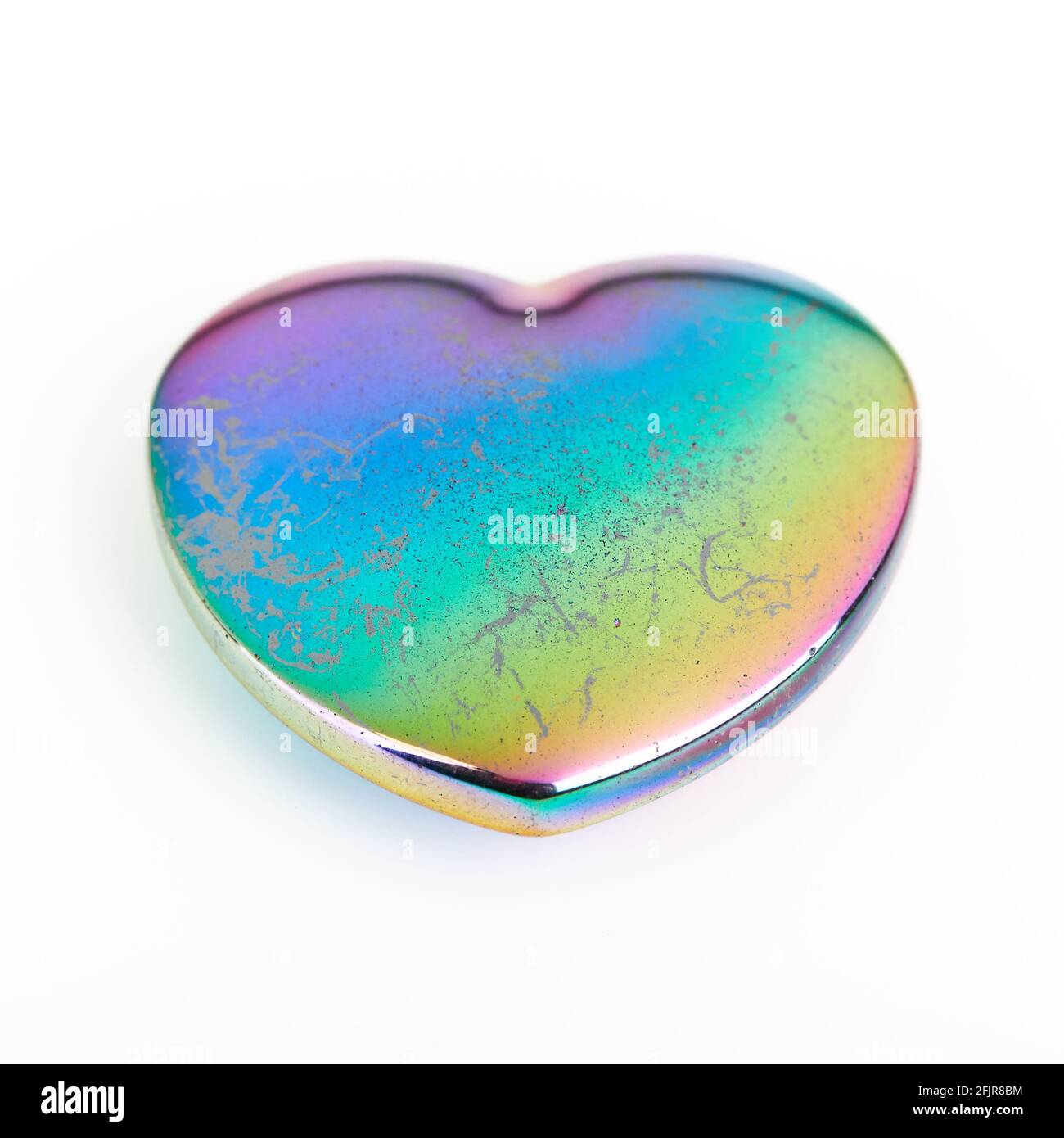 Arc-en-ciel coeur métallique Chakra Pierre découpée sur fond blanc Banque D'Images