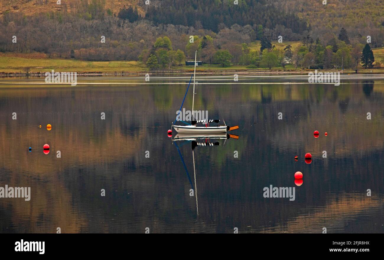Glencoe, Lochaber, Écosse, météo britannique. 26 avril 2021. Le confinement de l'île se fait à travers l'Écosse, le premier jour de personnes pouvant voyager et séjourner dans des campings et des logements d'accueil pour la nuit n'importe où en Écosse continentale. Photo : petit yacht à voile sur le Loch Leven, Ballachulish. . Banque D'Images