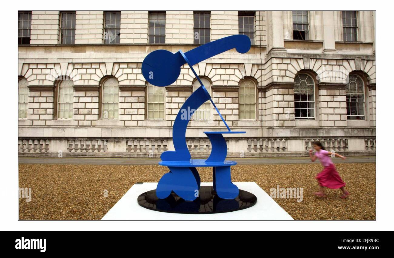 Les enfants jouent dans et autour du nouveau spectacle de sculpture en plein air Keith Haring foat Somerset House à Londres, ils seront en spectacle du 6 juin au 28 octobre. photo David Sandison 2/6/2005 Banque D'Images