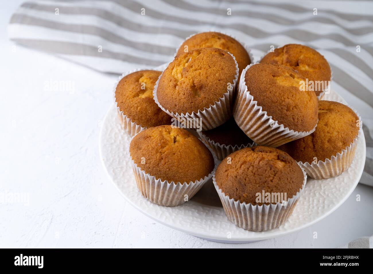 Gros plan sur les muffins au biscuit. Pâtisseries sucrées. Cadeau de fête. Dessert sur table blanche - muffins faits maison. Cupcakes. Muffin simple. Banque D'Images
