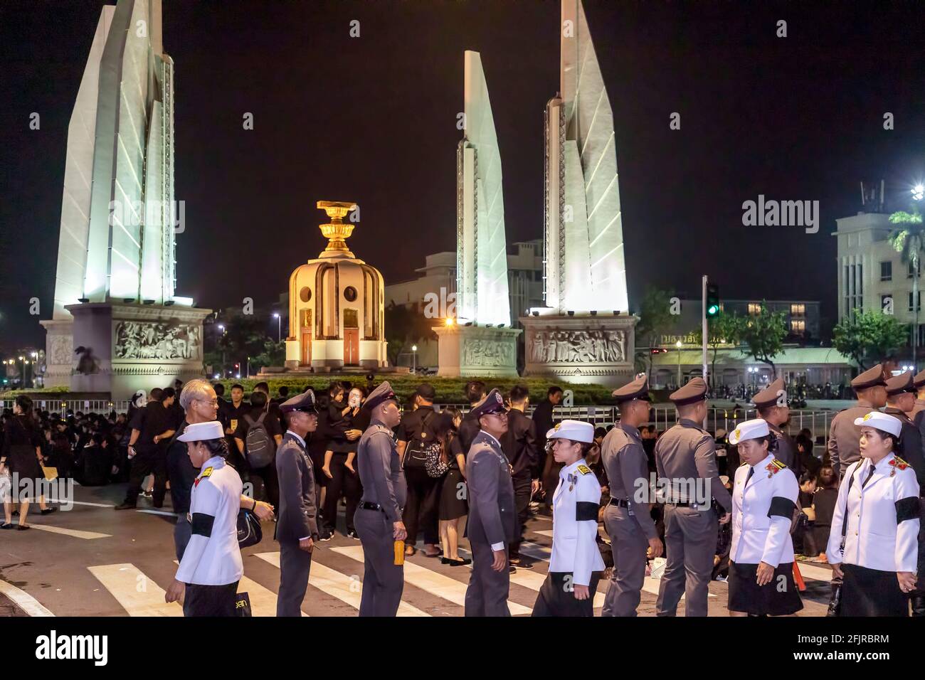 Les amateurs de funérailles du Roi Bhumibol, Monument de la démocratie, Bangkok, Thaïlande Banque D'Images