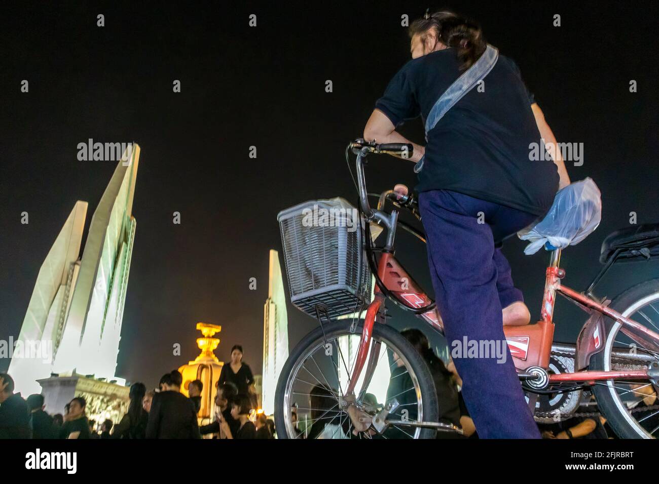 Pleurer à vélo aux funérailles du Roi Bhumibol, Monument de la démocratie, Bangkok, Thaïlande Banque D'Images