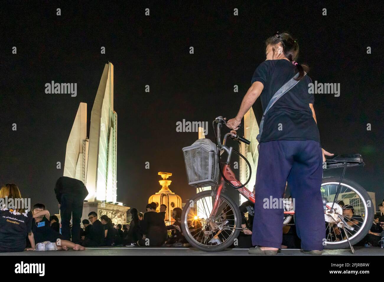 Pleurer à vélo aux funérailles du Roi Bhumibol, Monument de la démocratie, Bangkok, Thaïlande Banque D'Images