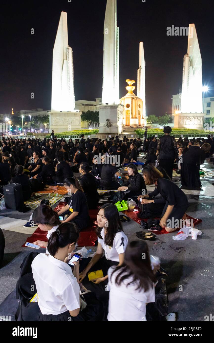 Les amateurs de funérailles du Roi Bhumibol, Monument de la démocratie, Bangkok, Thaïlande Banque D'Images