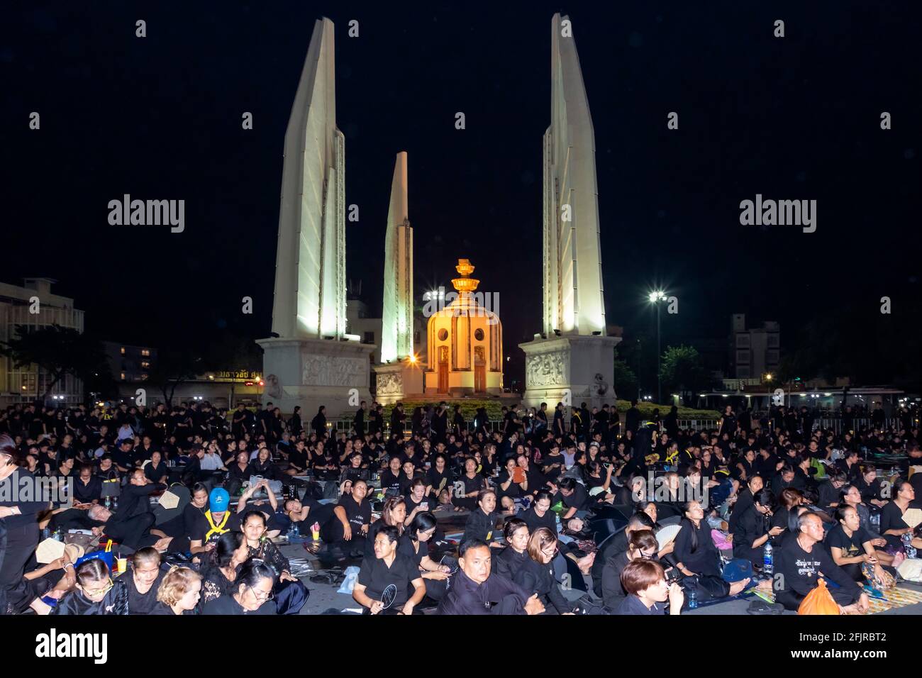 Les amateurs de funérailles du Roi Bhumibol, Monument de la démocratie, Bangkok, Thaïlande Banque D'Images