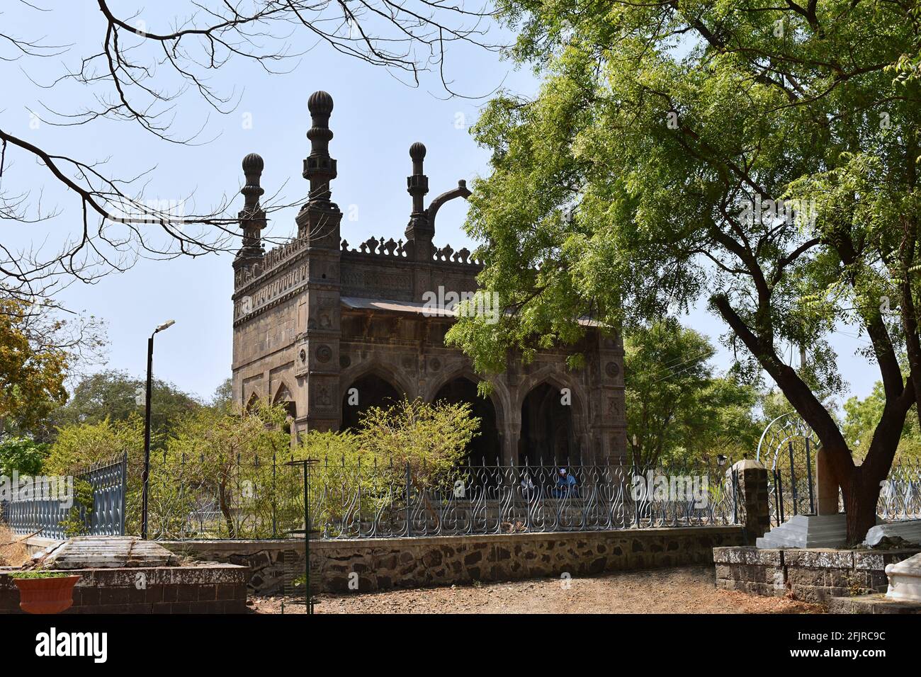 Vue générale de la Damdi Masjid, l'une des pièces les plus frappantes de l'architecture islamique historique, Ahmednagar, Maharashtra, Inde. Construit en 1567 Banque D'Images