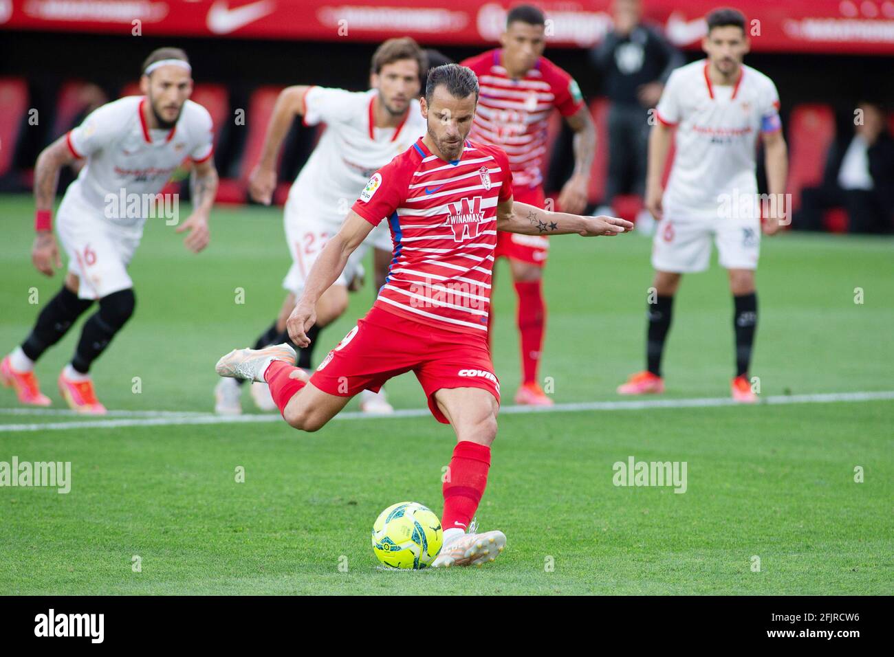 Roberto Soldado de Grenade pendant le championnat d'Espagne la Ligue de football match entre Sevilla FC et Grenade CF le 25 avril 2021 au stade Ramon Sanchez Pizjuan à Séville, Espagne - photo Joaquin Corchero / Espagne DPPI / DPPI / LiveMedia Banque D'Images