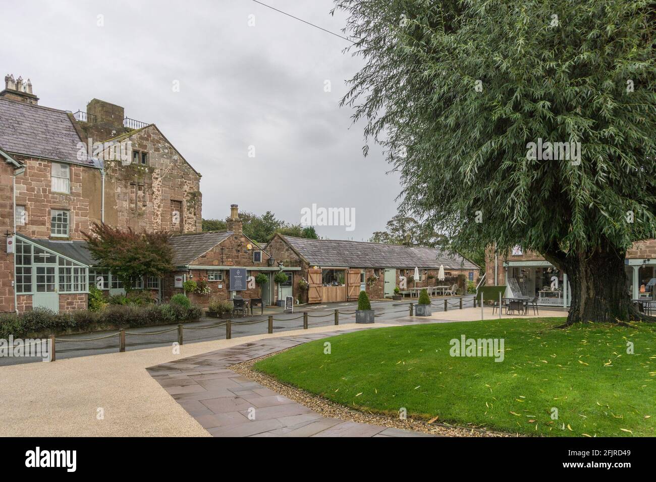 Brimstage Hall Courtyard, boutiques, restaurant et café-restaurant, situé dans des bâtiments historiques ; Wirral, Cheshire, Royaume-Uni Banque D'Images