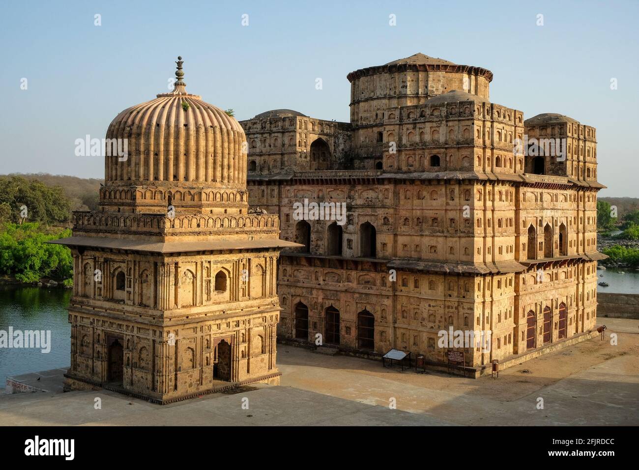 Chhatris, monuments funéraires dédiés à la royauté du XVIe et XVIIe siècle à Orcha, Madhya Pradesh, Inde. Banque D'Images