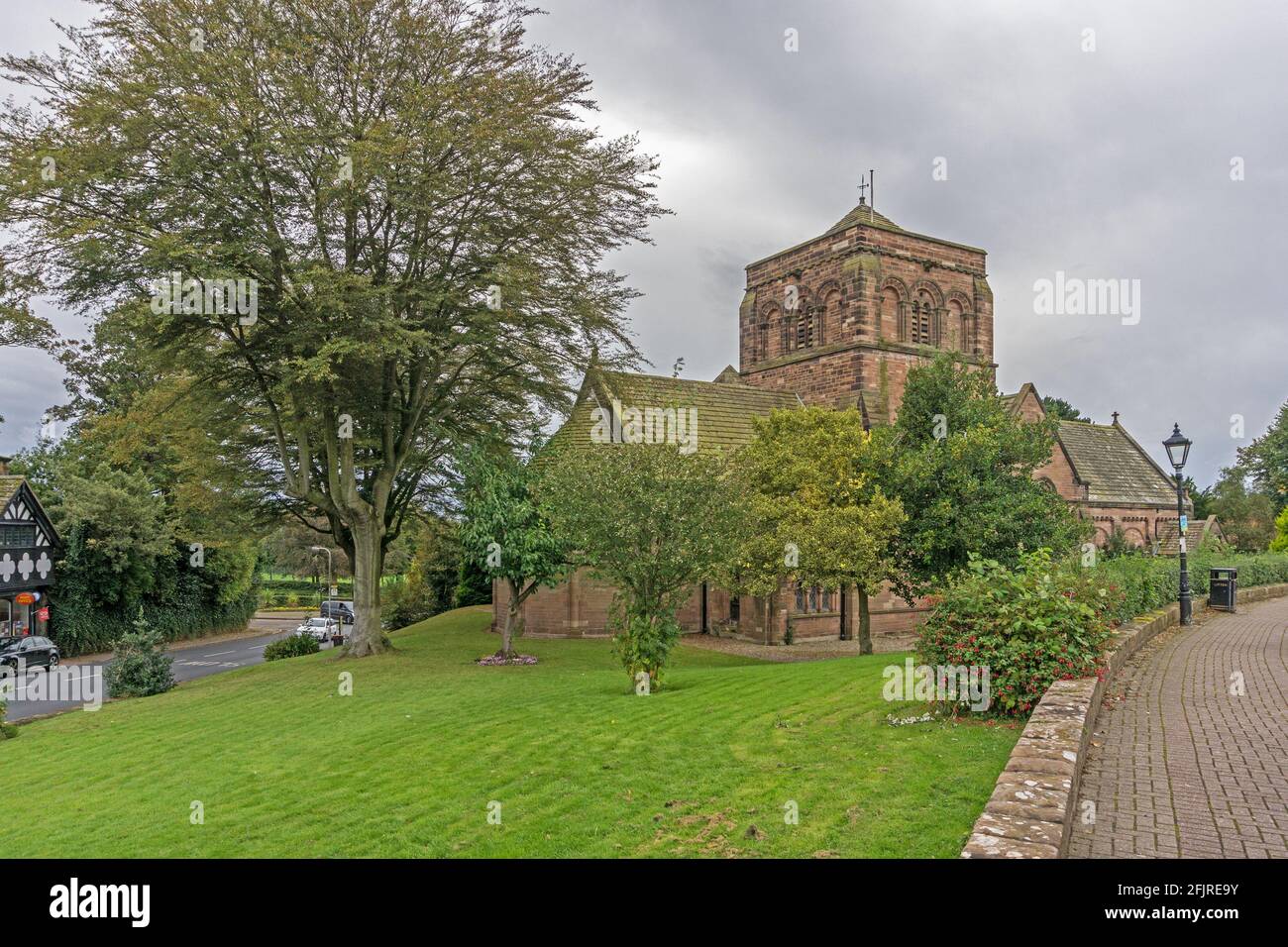 Église de la réforme unie de St George, Thornton Hough, Royaume-Uni; construite en 1906 pour Lord Leverhulme dans le style néo-normand Banque D'Images