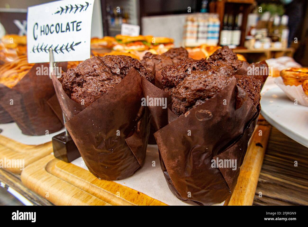 Muffins au chocolat à vendre dans une vitrine Banque D'Images