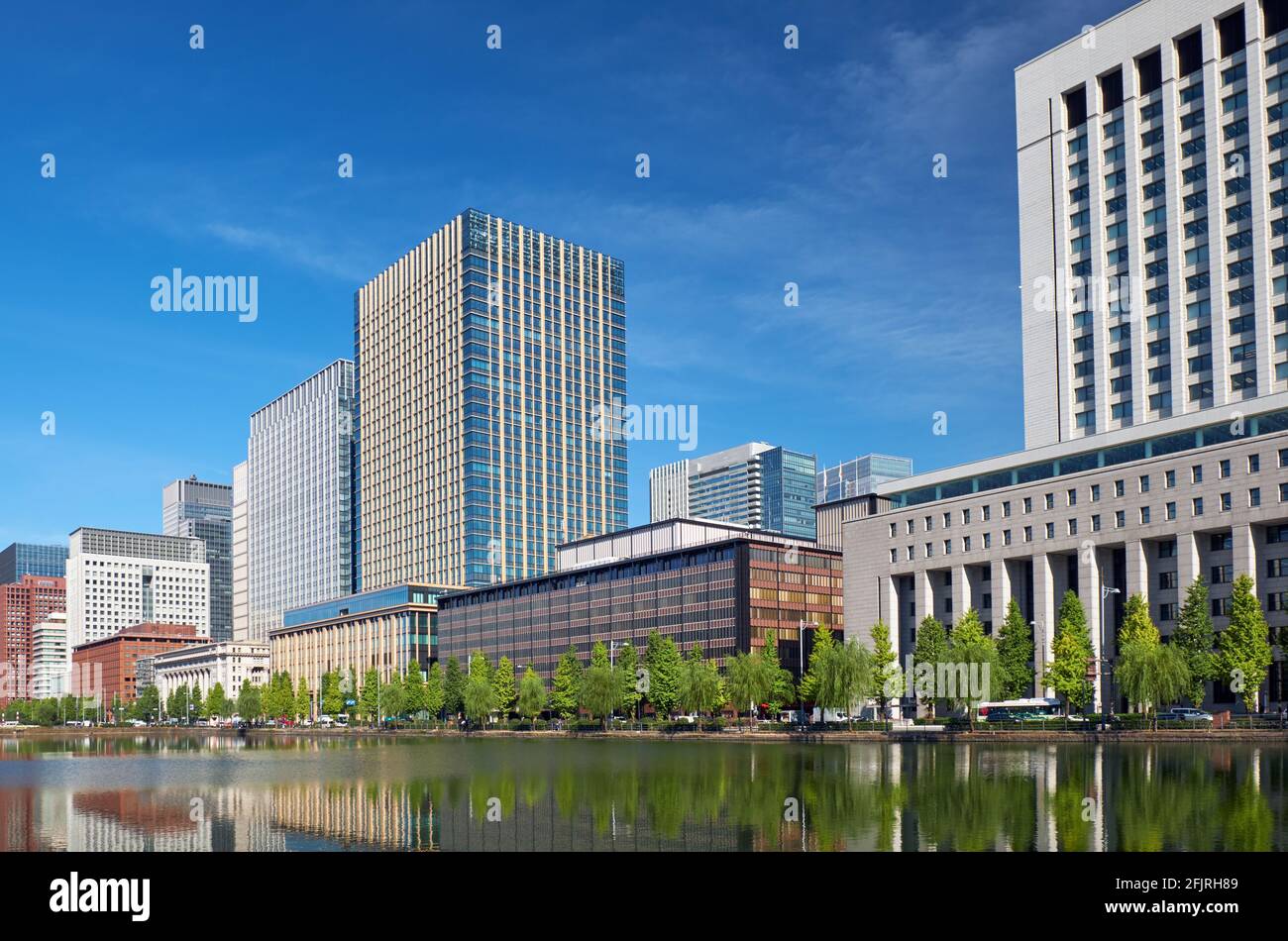 Gratte-ciels du quartier commercial de Marunouchi se reflétant dans l'eau de la lande extérieure du palais impérial de Tokyo. Tokyo. Japon Banque D'Images