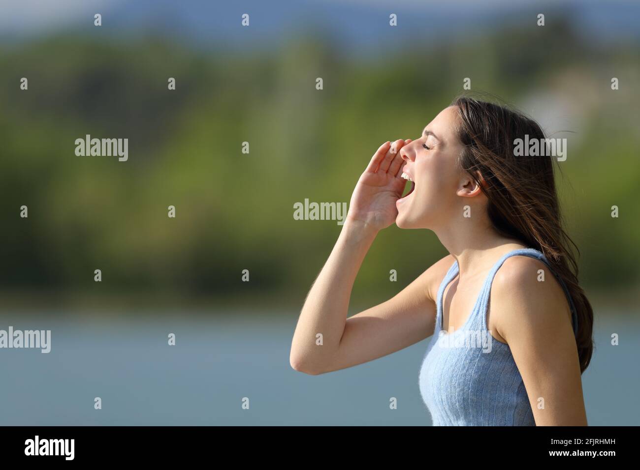 Profil d'une femme hurlant dans un lac l'été Banque D'Images