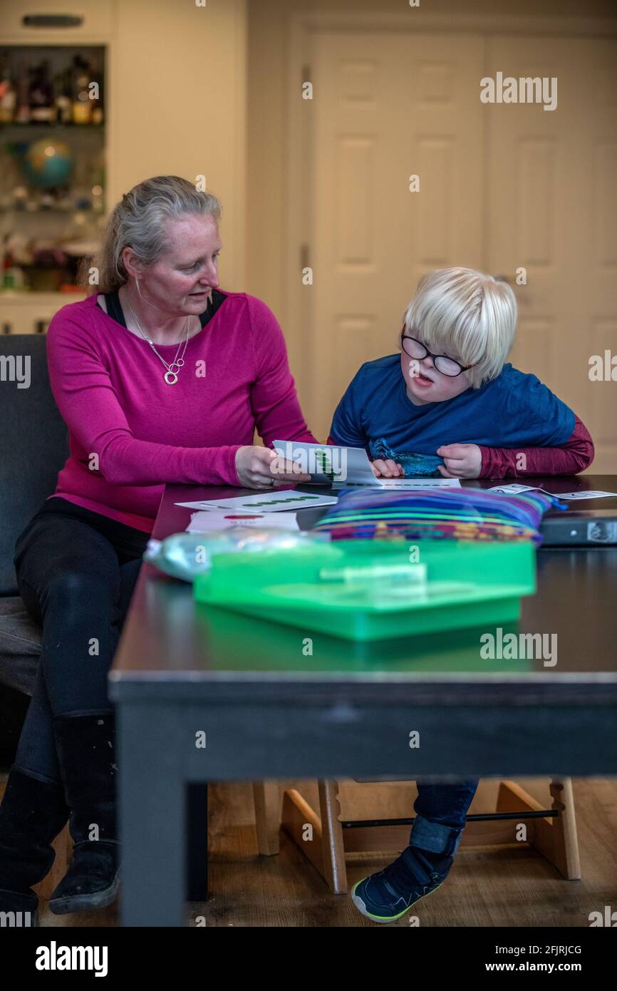 Karen McGuigan, The Math Mum réécrit le programme pour les enfants qui apprennent différemment chez eux avec son fils lance, Angleterre, Royaume-Uni Banque D'Images