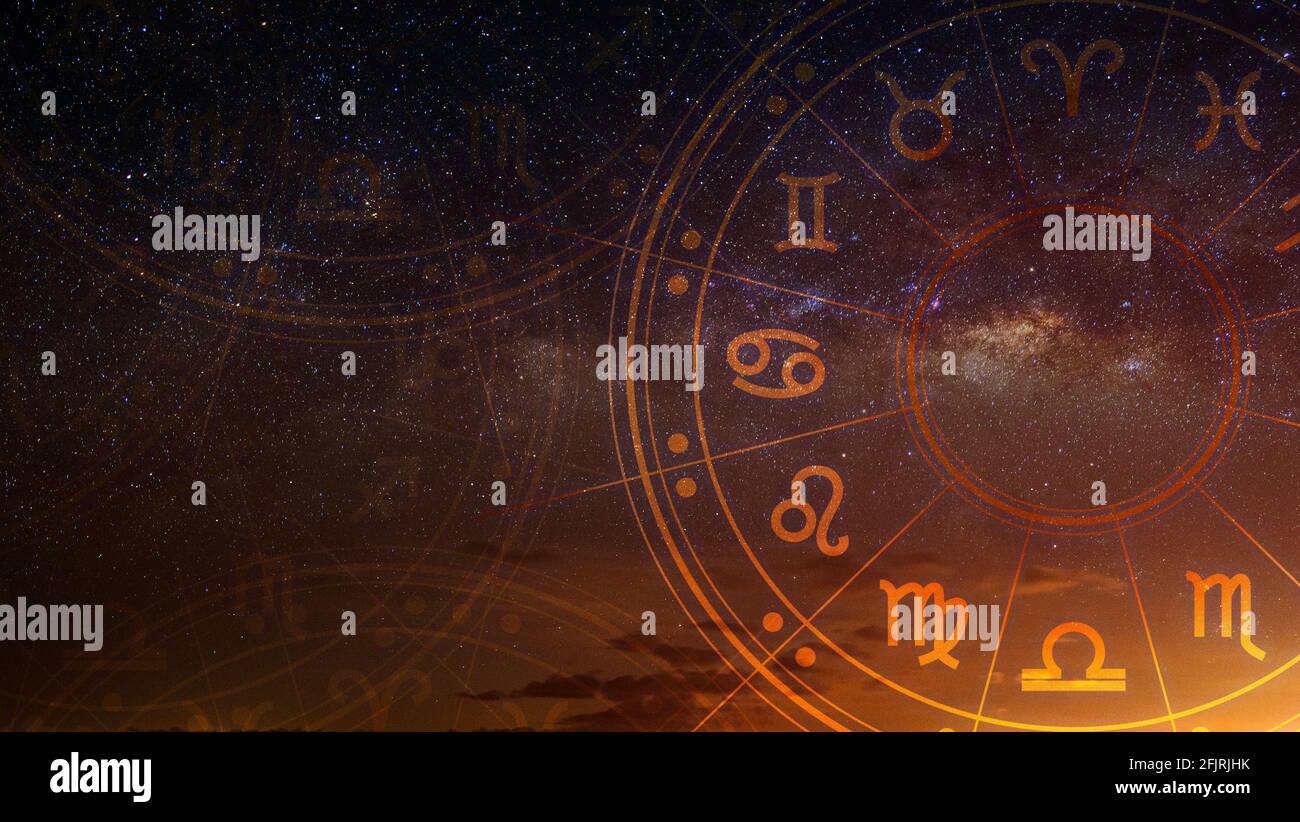 Signes astrologiques du zodiaque à l'intérieur du cercle de l'horoscope. Astrologie, connaissance des étoiles dans le ciel sur la voie laiteuse et la lune. La puissance de l'univers Banque D'Images
