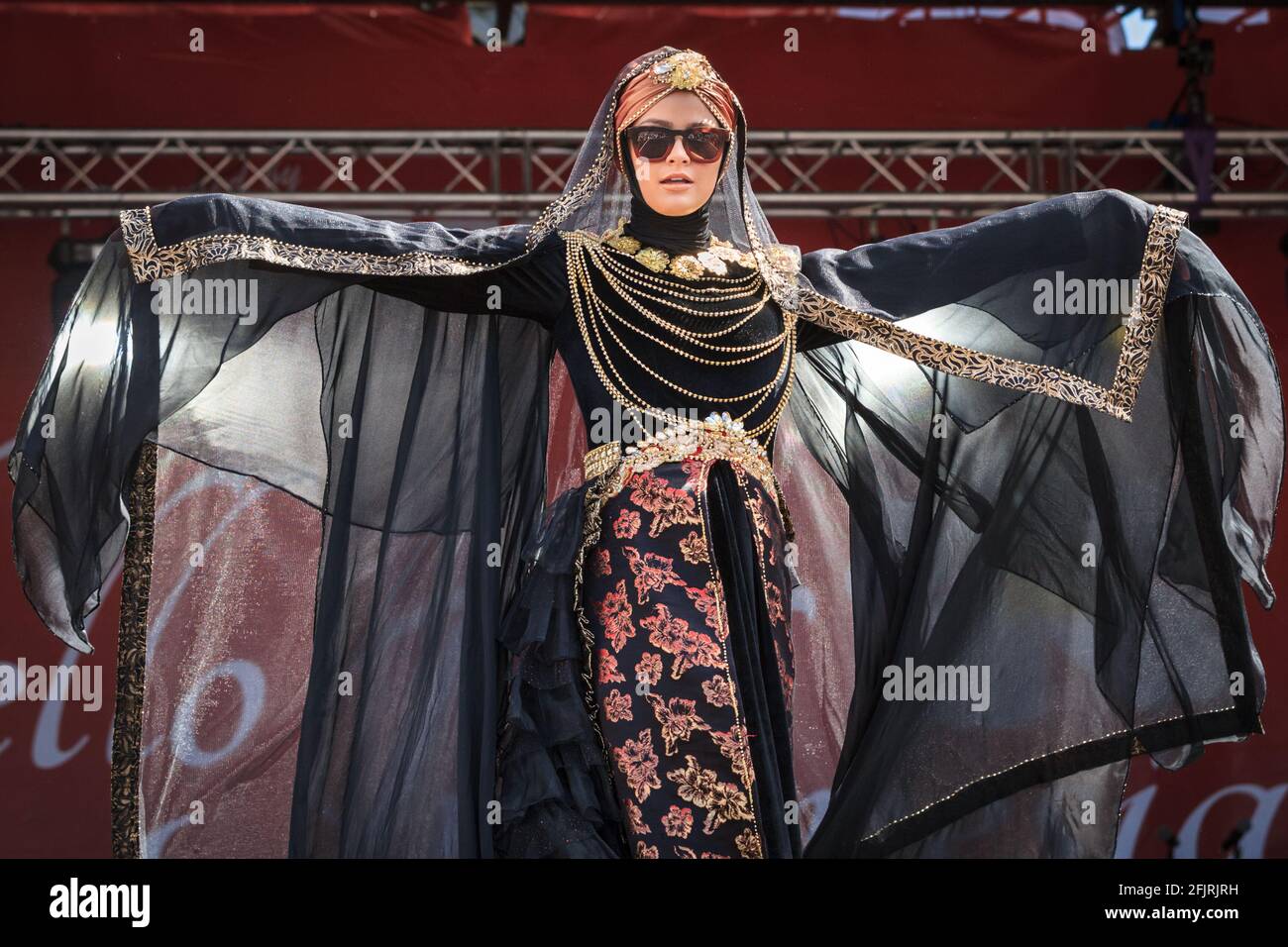 Le mannequin féminin montre la mode islamique indonésienne par Anniesa Hasibuan au festival « Hello Indonesia », Londres, Angleterre Banque D'Images