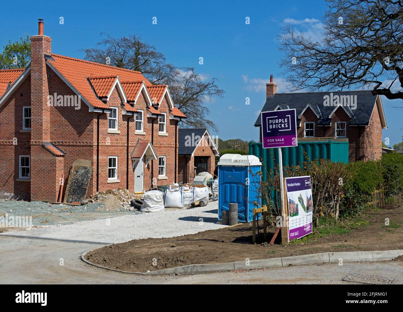 Maison récemment construite à vendre, par Purple Bricks, dans le village de Hemingbrough, North Yorkshire, Angleterre Banque D'Images