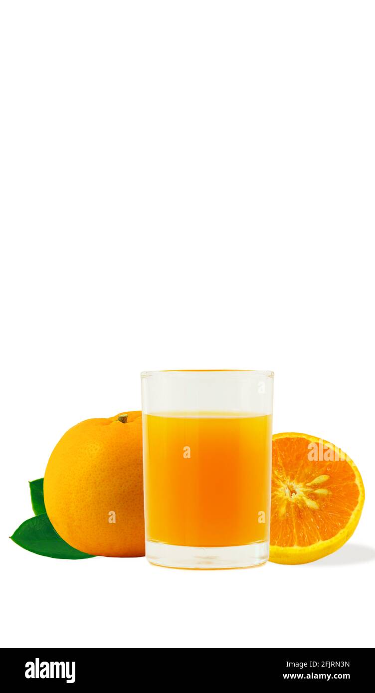 Jus d'orange pressé à 100 % dans un verre et fruits d'agrumes coupés sur fond blanc. Concept de la façon de vivre avec une boisson naturellement rafraîchissante qui Banque D'Images