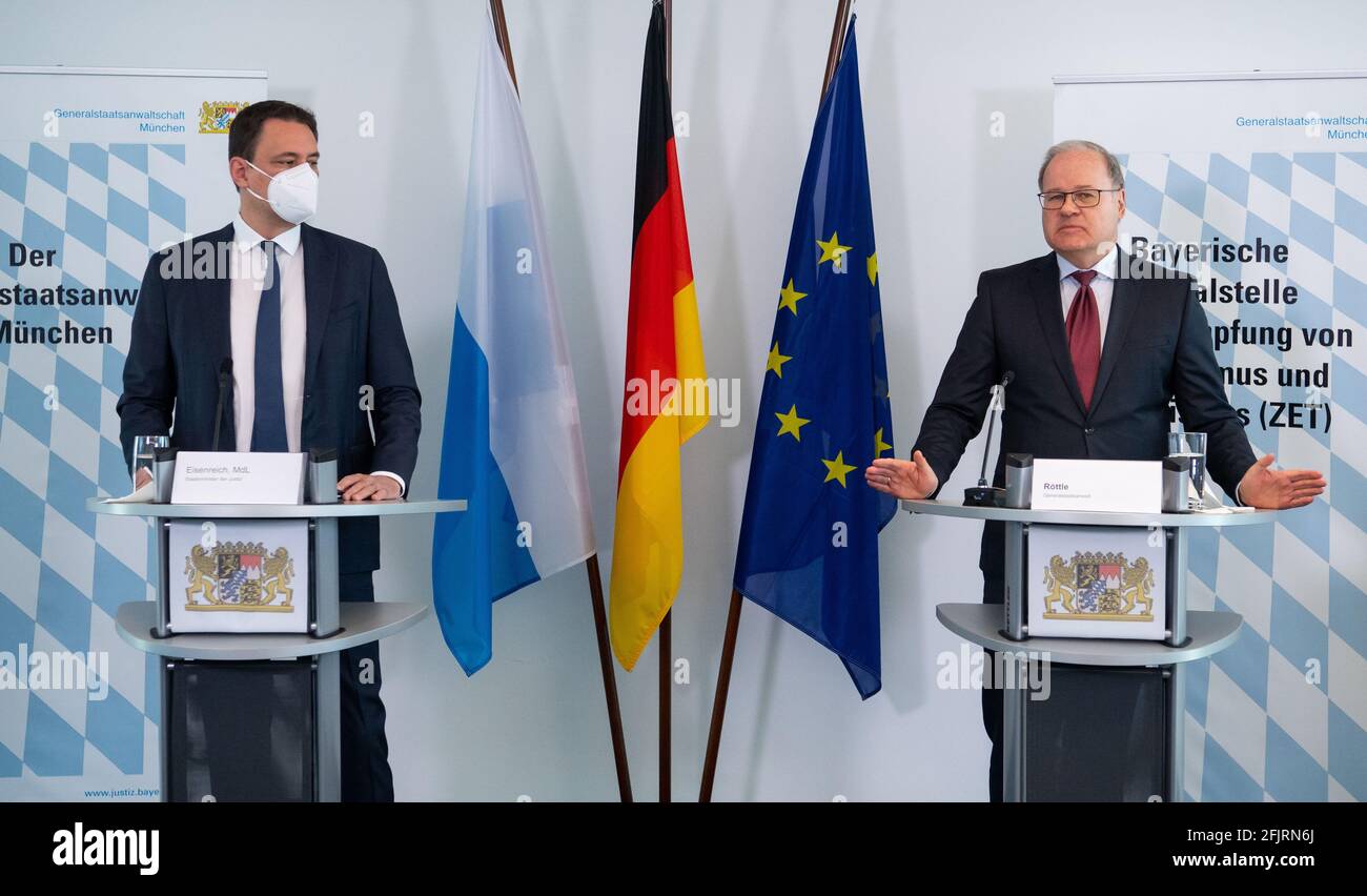 Munich, Allemagne. 26 avril 2021. Georg Eisenreich (l, CSU), ministre de la Justice de Bavière, et Reinhard Röttle, procureur général, assistent à une conférence de presse du Bureau central bavarois de lutte contre l'extrémisme et le terrorisme (ZET). Le ZET a été créé en 2017 pour accroître l'influence des organismes d'application de la loi face à la montée de la violence extrémiste et terroriste. Credit: Sven Hoppe/dpa/Alay Live News Banque D'Images