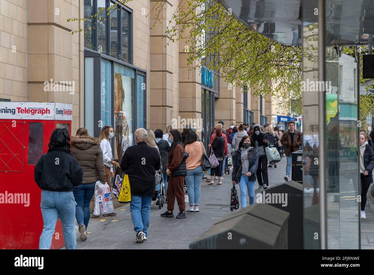 Dundee, Tayside, Écosse 26.04.21 : une grande file de personnes attendent pour faire du shopping à primark, au centre commercial overgate, Dundee, le jour où l'Écosse passe à l'étape 3 verrouillée, après des mois d'un second confinement, qui a vu toutes les boutiques fermées. Credit: Barry Nixon stable Air Media/Alay Live News Banque D'Images