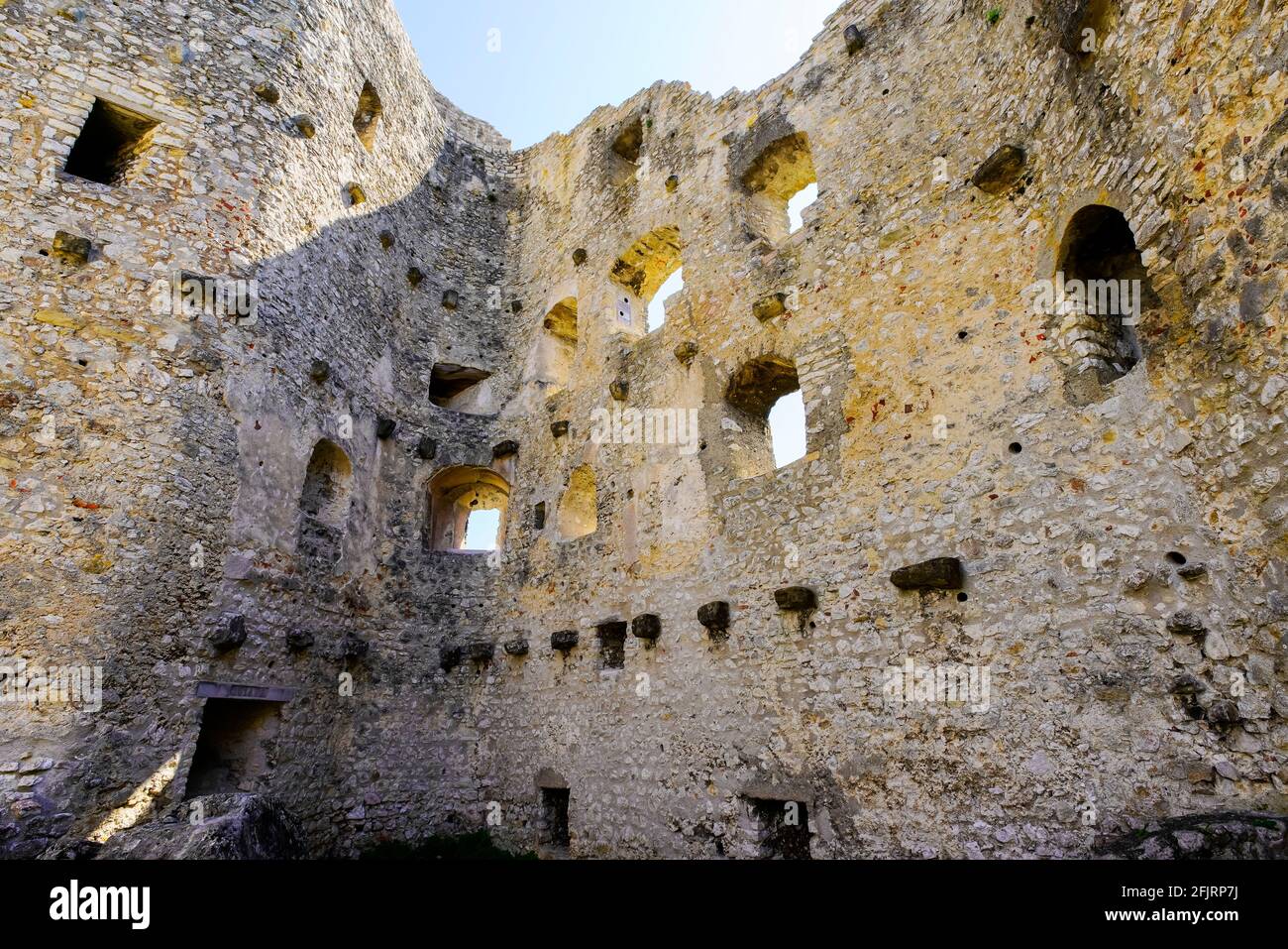 Le Château de Pfeffingen est un château situé dans la commune de Pfeffingen, dans le canton de Bâle-Terre, en Suisse. Site du patrimoine suisse du significan national Banque D'Images