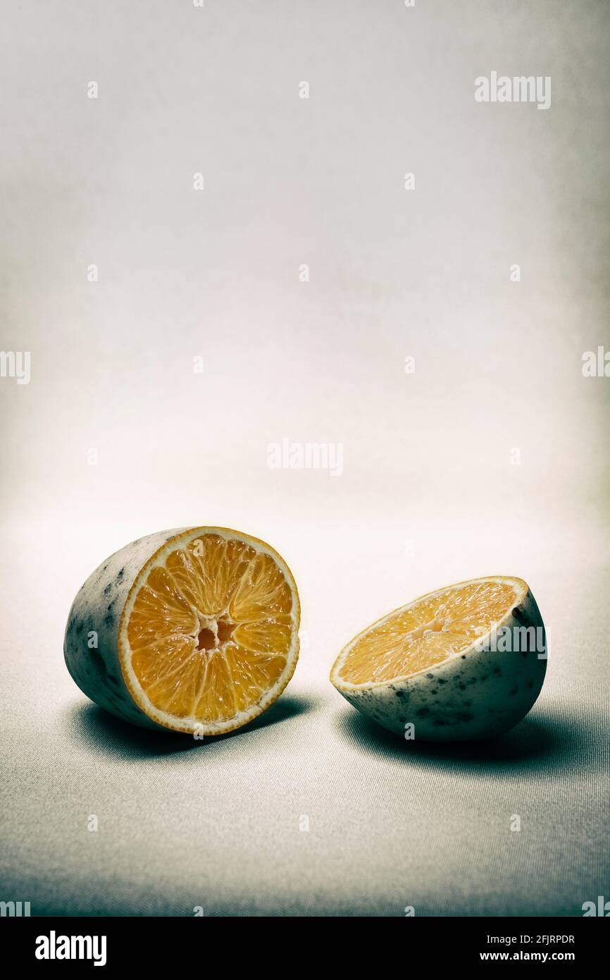 Pomme de terre à l'extérieur, orange à l'intérieur. Banque D'Images