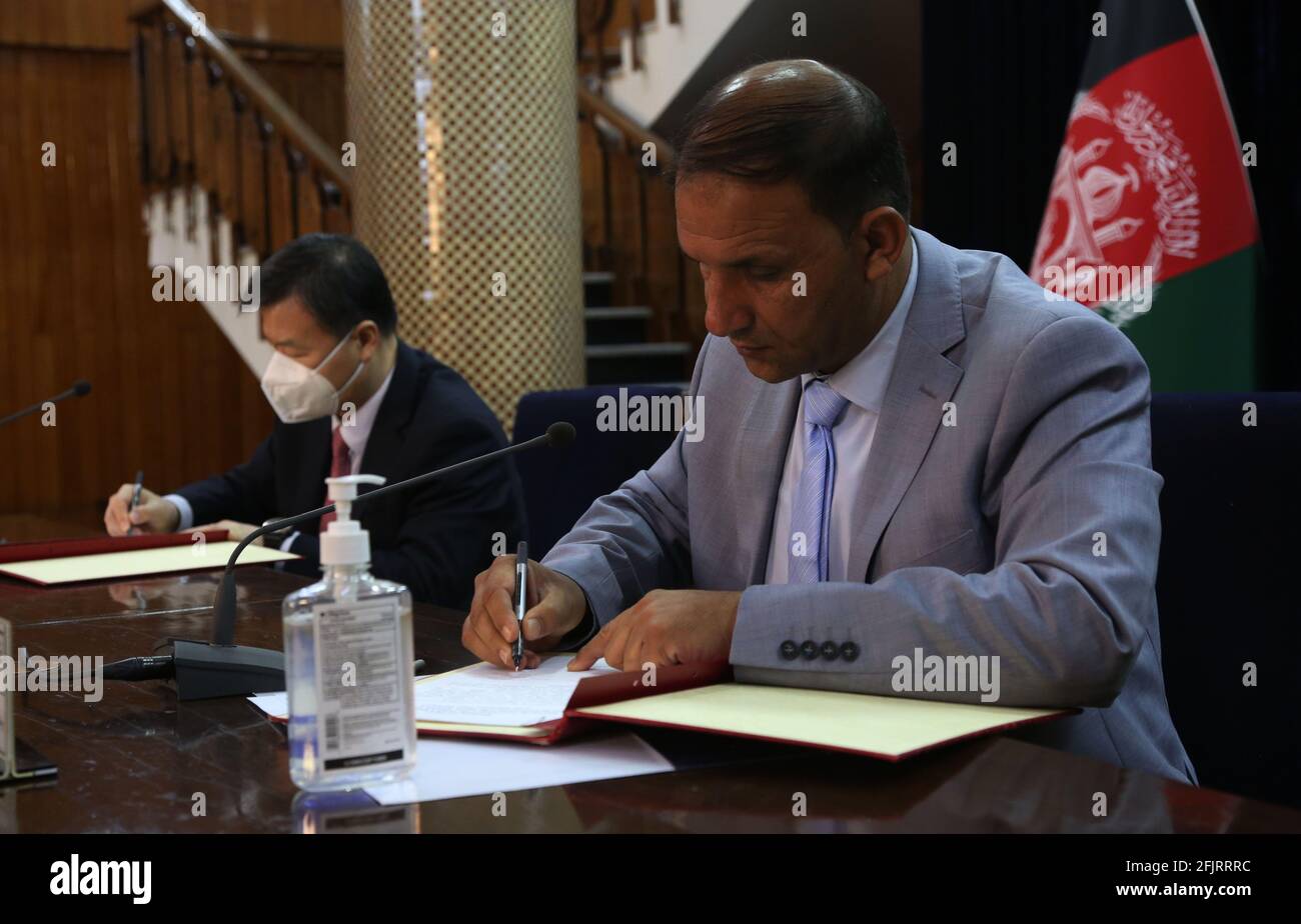 Kaboul, Afghanistan. 25 avril 2021. Le ministre afghan de la gestion des catastrophes, Ghulam Bahaudin Jailani (R), et l'ambassadeur chinois en Afghanistan, Wang Yu, signent des documents lors de la cérémonie de passation de pouvoir de l'aide alimentaire d'urgence à Kaboul, capitale de l'Afghanistan, le 25 avril 2021. La Chine a remis une série d'aide alimentaire d'urgence à l'Afghanistan. Credit: Rahmatullah Alizadah/Xinhua/Alamy Live News Banque D'Images