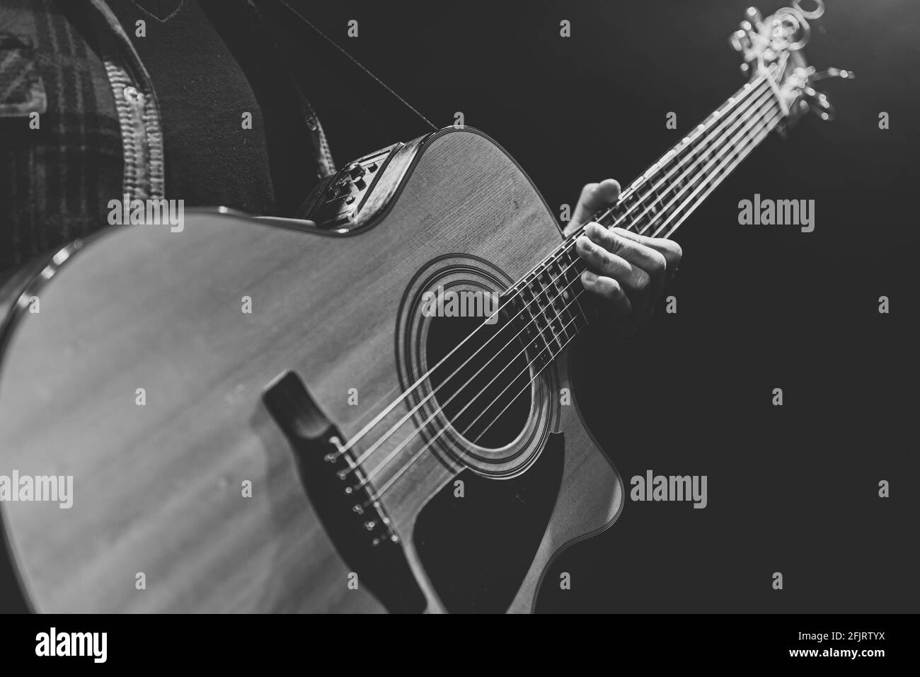 Guitare acoustique classique dans les mains d'un espace de copie de musicien. Banque D'Images