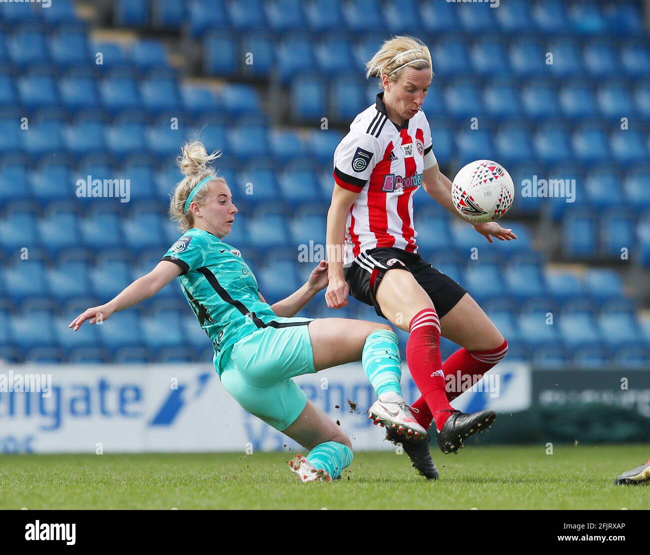 Sheffield, Angleterre, le 24 avril 2021. Rhiannon Roberts, de Liverpool, défie Leandra Little de Sheffield Utd lors du match de la Premier League à Bramall Lane, Sheffield. Le crédit photo devrait se lire: Simon Bellis / Sportimage Banque D'Images