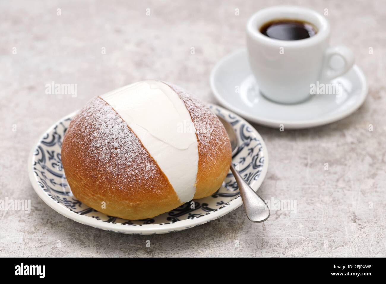 Le Maritozzo fait maison est un petit-déjeuner romain italien sucré que la crème fouettée prise entre brioche. Banque D'Images