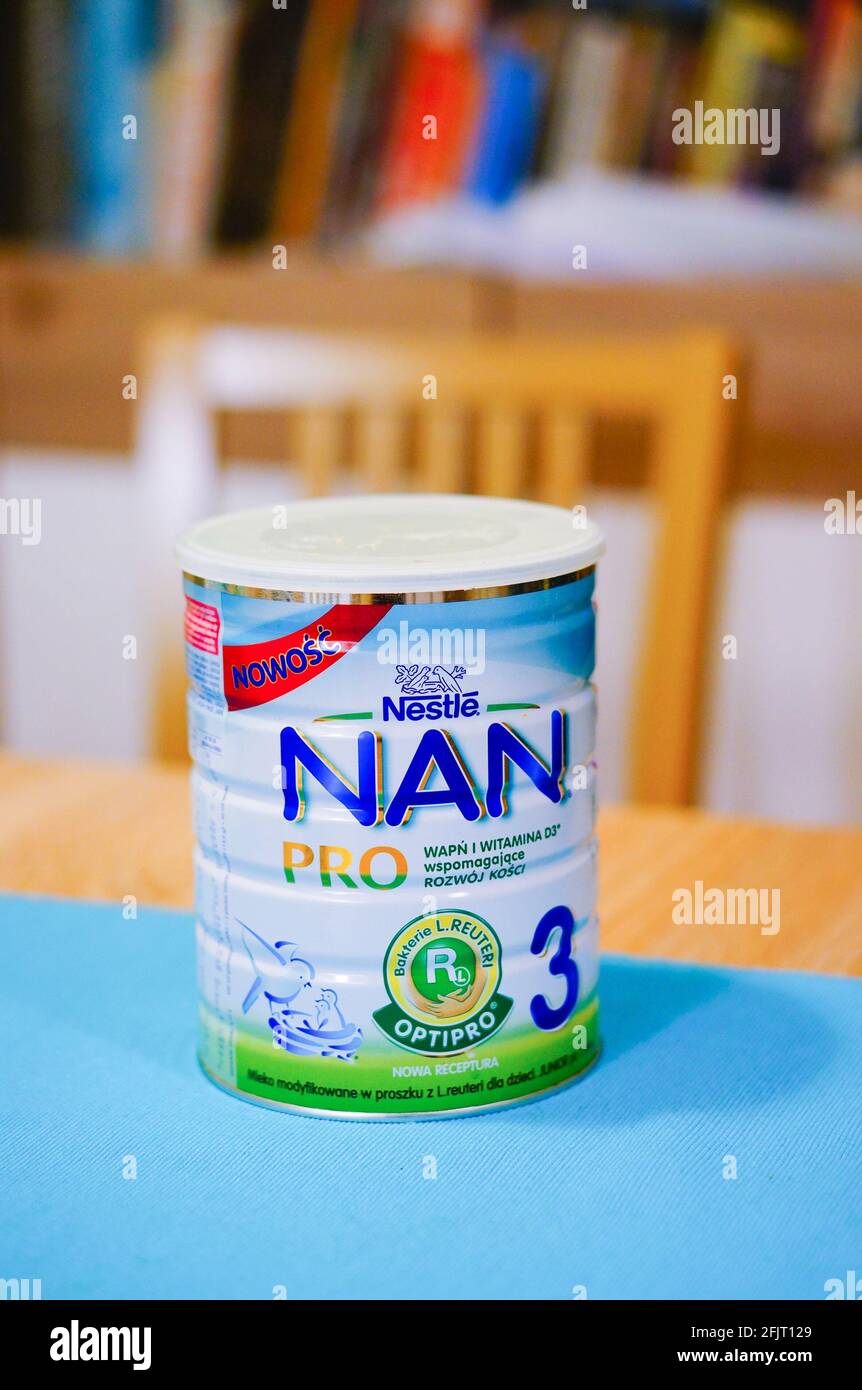 Poznan Pologne 05 Avril 16 Poudre De Lait Pour Bebe Nestle Nan Pro 3 Dans Un Recipient Photo Stock Alamy