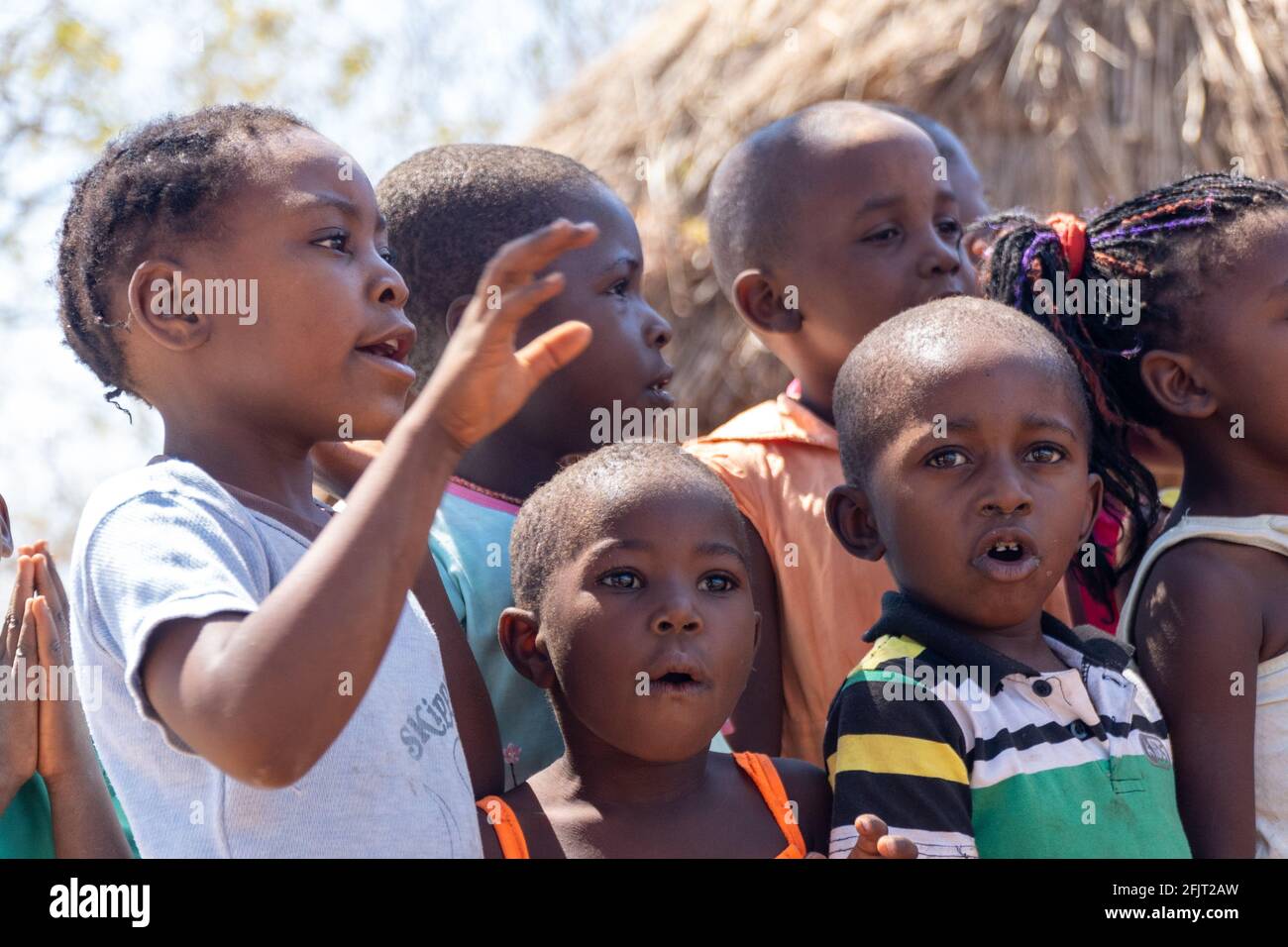 Un groupe d'enfants dans un village de pêcheurs de Tonga sur le lac Kariba, au Zimbabwe Banque D'Images