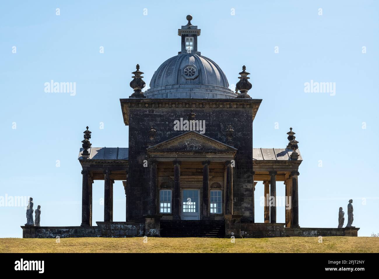 Le Temple des quatre vents a fait un effet de silhoueté contre un ciel de Springtime, Castle Howard Estate, North Yorkshire, Royaume-Uni Banque D'Images