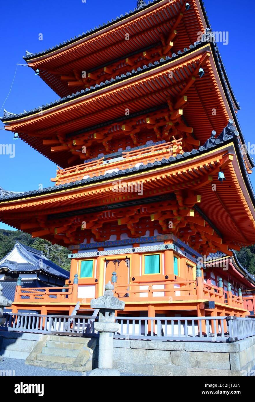 Le temple Kiyumizudera se dresse sur les eaux de la cascade d'Otowa, entourée de cerisiers et d'érables au printemps. Son nom signifie Temple de l'eau pure. Banque D'Images