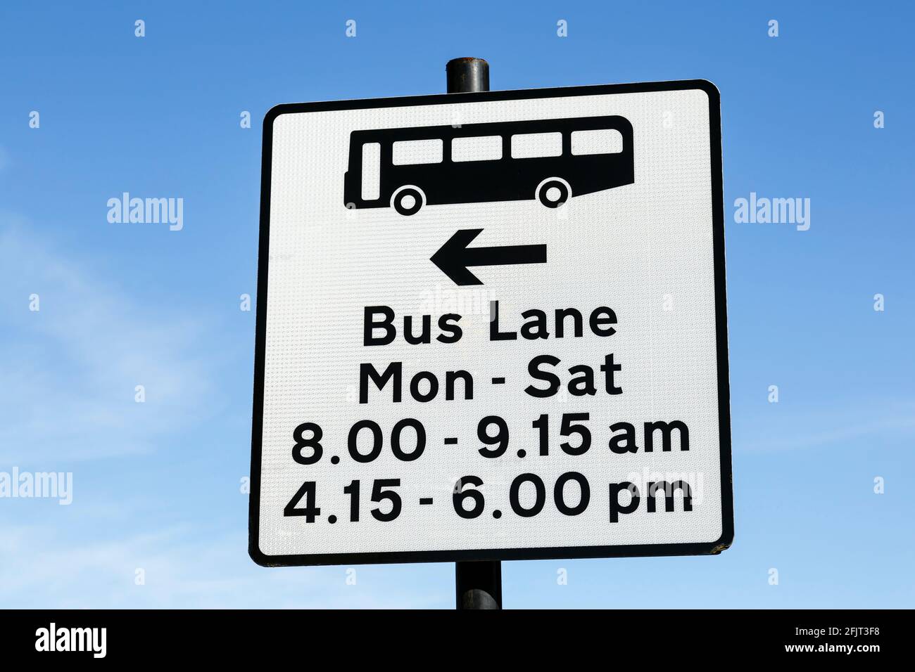 Voie de bus et panneaux d'avertissement Banque de photographies et d