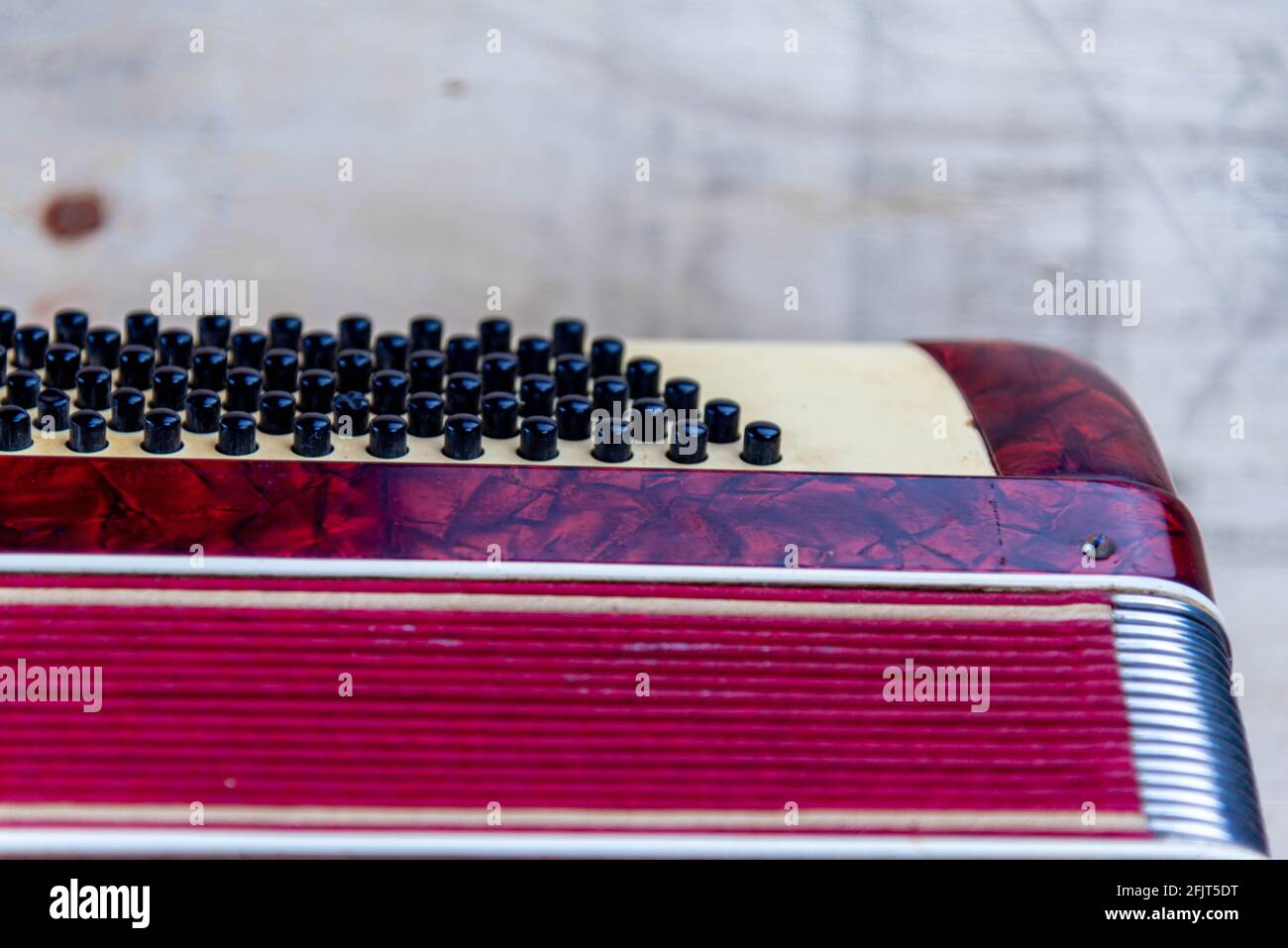 Vieux accordéon rouge 120 de basse recouvert de poussière sur fond de  construction en bois. Instrument de musique. Instrument de soufflage et  soufflets. Accordéon pour goujon Photo Stock - Alamy