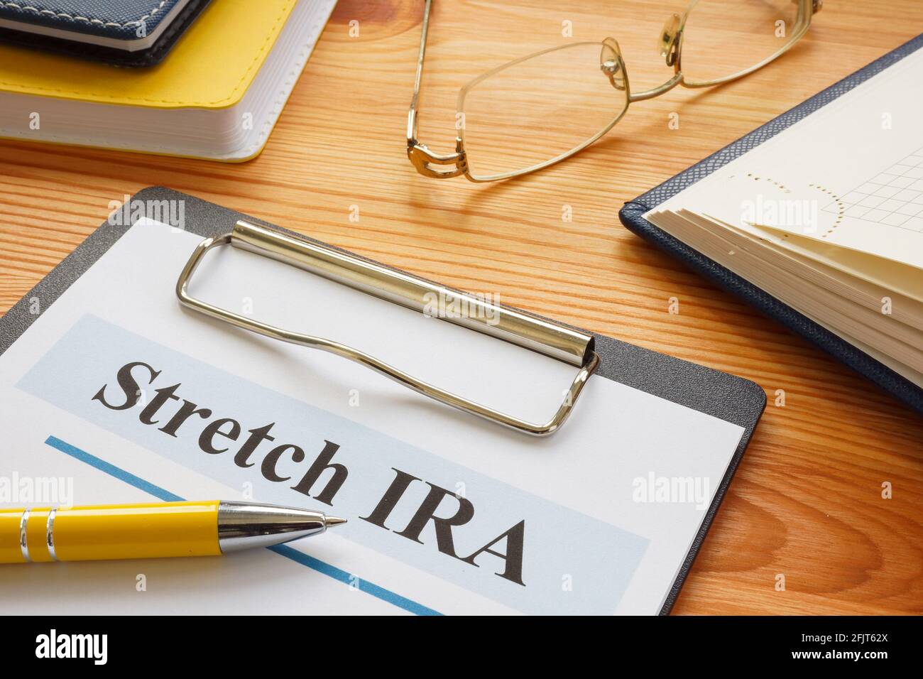 Étirez le formulaire IRA avec un stylo dans le bureau. Banque D'Images