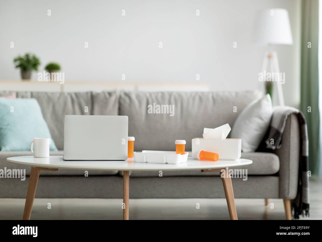 Travail à distance, maladie et grippe, traitement à la maison pendant la quarantaine Covid-19 Banque D'Images