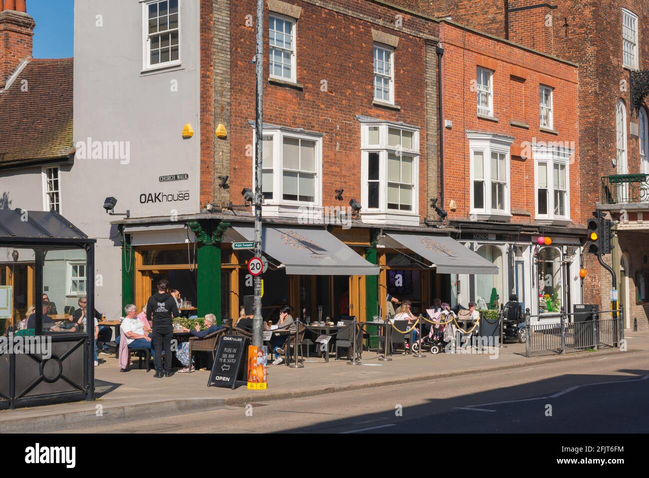 Maldon Essex UK, vue en été de personnes se détendant à des tables à l'extérieur d'un café populaire dans Maldon High Street, Essex, Angleterre, Royaume-Uni Banque D'Images
