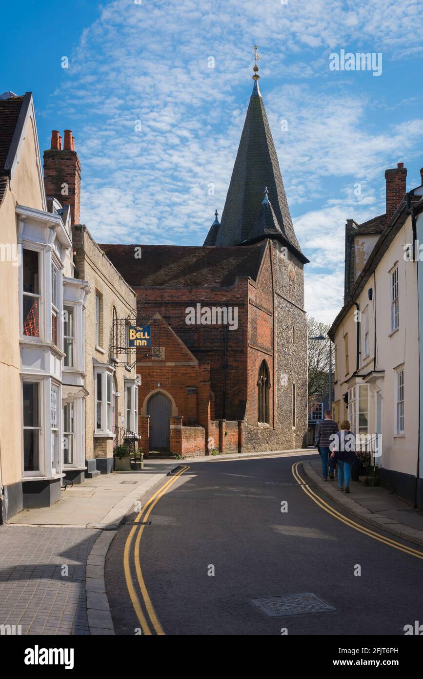 Silver Street, vue au printemps de Silver Street dans la ville marchande d'Essex de Maldon, montrant la tour et le mur ouest de l'église All Saints, en Angleterre Banque D'Images