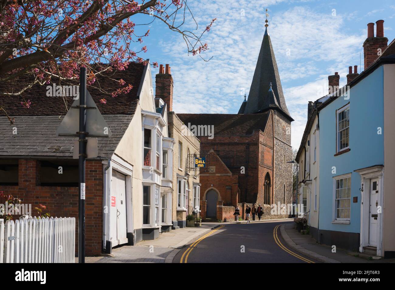 Silver Street, vue au printemps de Silver Street dans la ville marchande d'Essex de Maldon, montrant la tour et le mur ouest de l'église All Saints, en Angleterre Banque D'Images