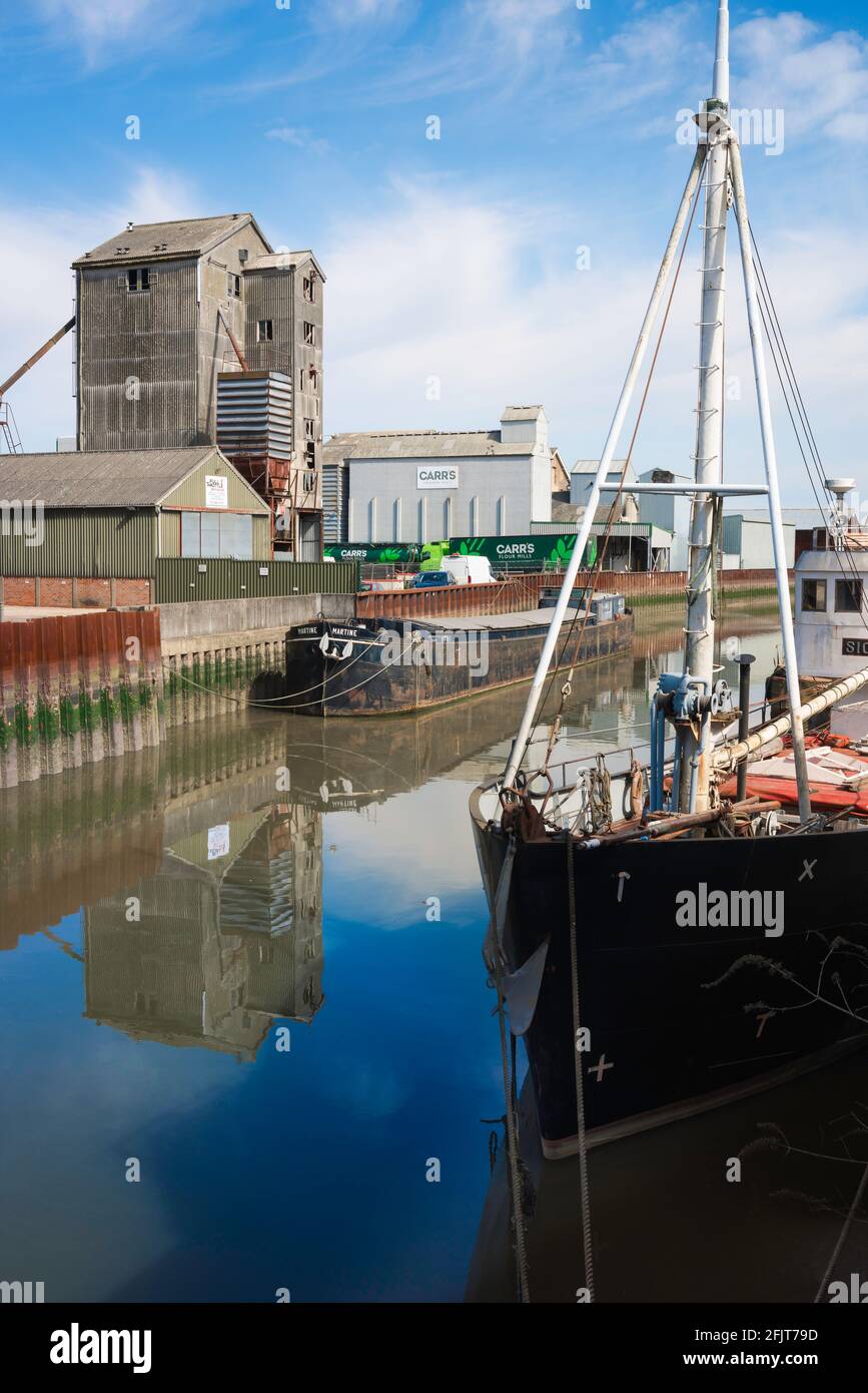 Maldon River Chelmer, vue sur une barge et un navire amarré dans l'ancien quartier industriel de front de mer dans le centre de Maldon, Essex, Angleterre, Royaume-Uni Banque D'Images