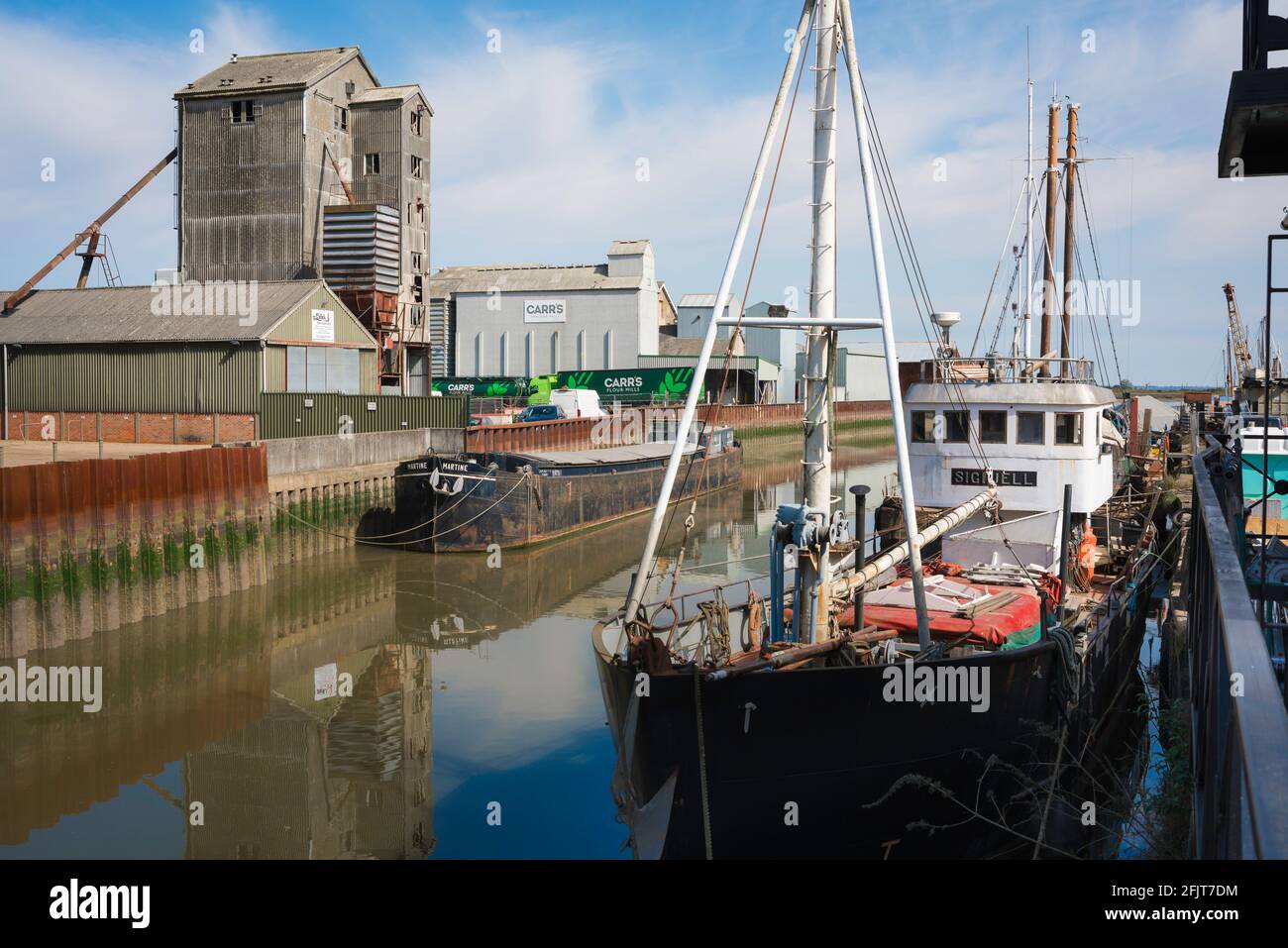 Rivière Chelmer Maldon, vue sur une barge et un navire amarré dans l'ancien quartier industriel de front de mer dans le centre de Maldon, Essex, Angleterre, Royaume-Uni Banque D'Images